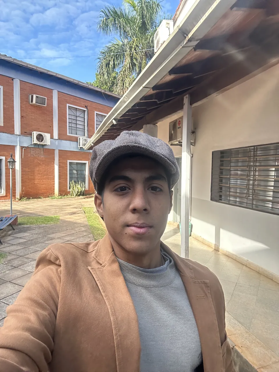 Joaquín Caballero a las 09:52 en San Lorenzo, camino a una reunión