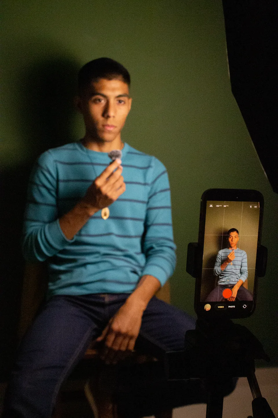 Joaquín Caballero en su set de grabación con el celular en el trípode